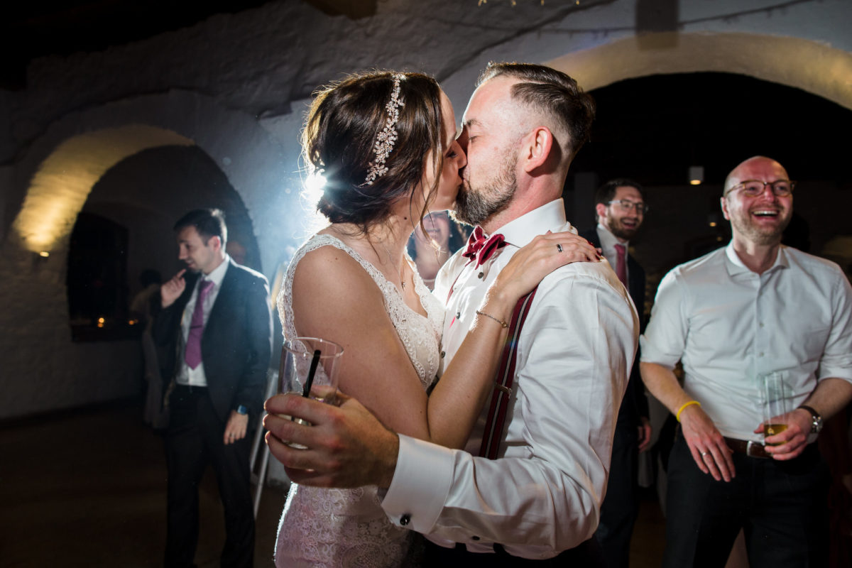 wedding couple kiss in Schloss Ehrenfels